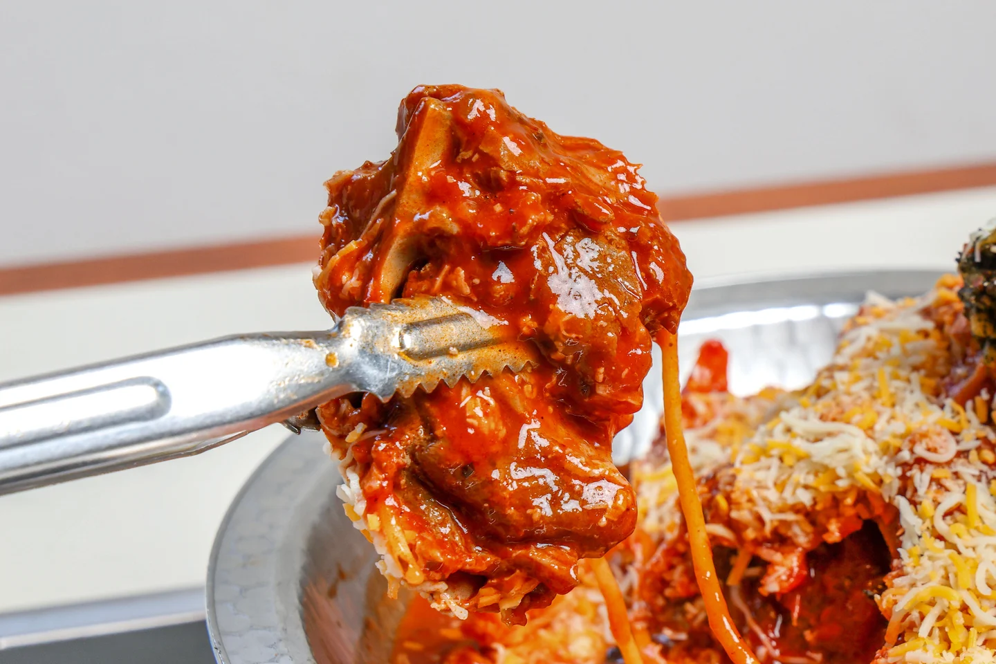 한식과 양식의 매력적인 콜라보, 토마토 바질 뼈찜