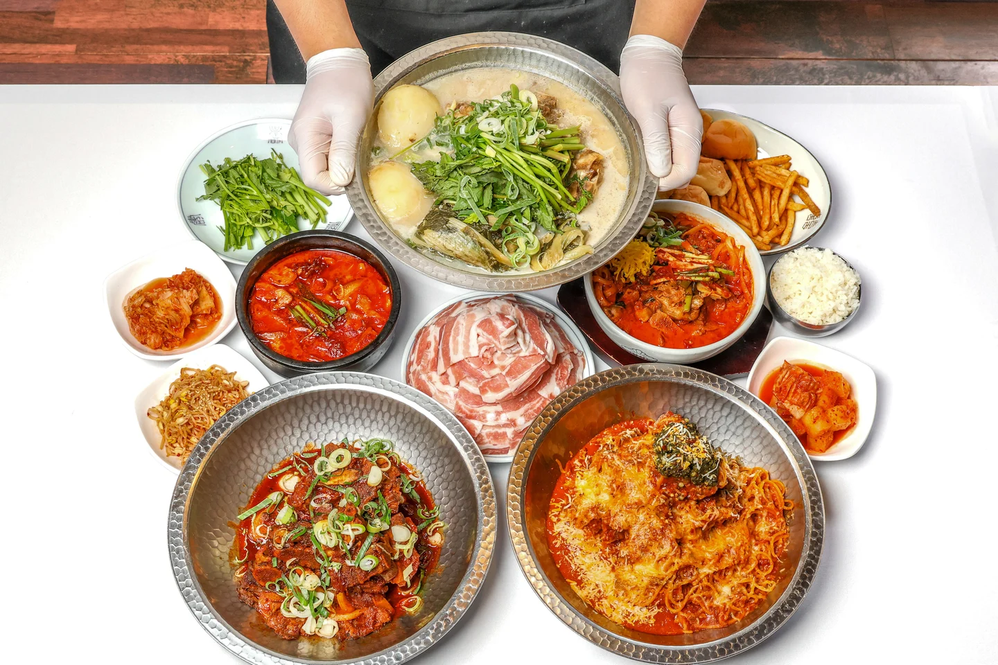뼈해장국부터 냉삼까지! 다채로운 메뉴 구성