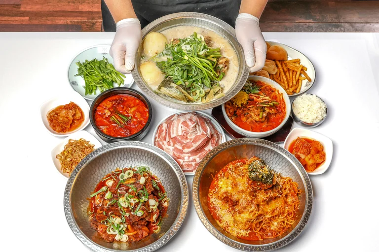 뼈해장국부터 냉삼까지! 다채로운 메뉴 구성