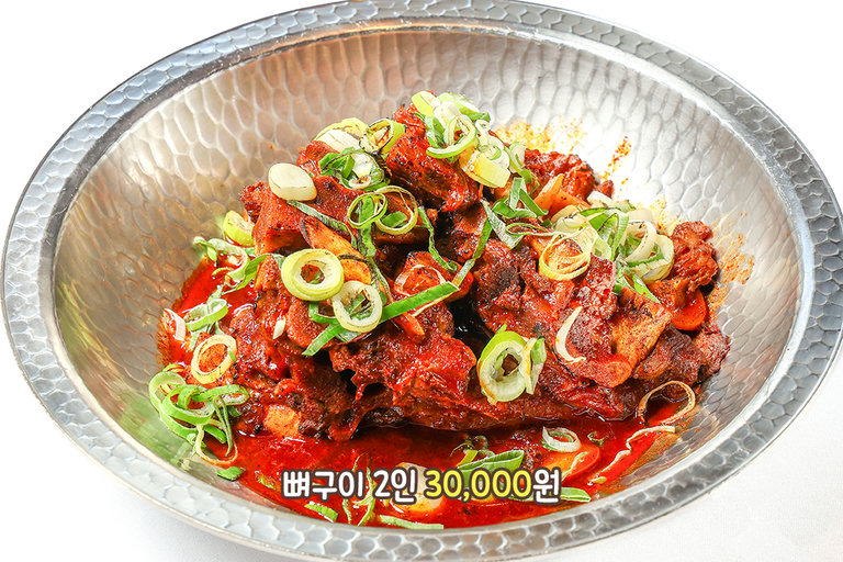 불쇼와 함께 등장하는 매콤 직화 뼈구이