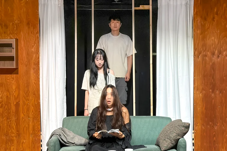 시간 가는 줄 모르고 몰입하게 되는 스릴러 연극 