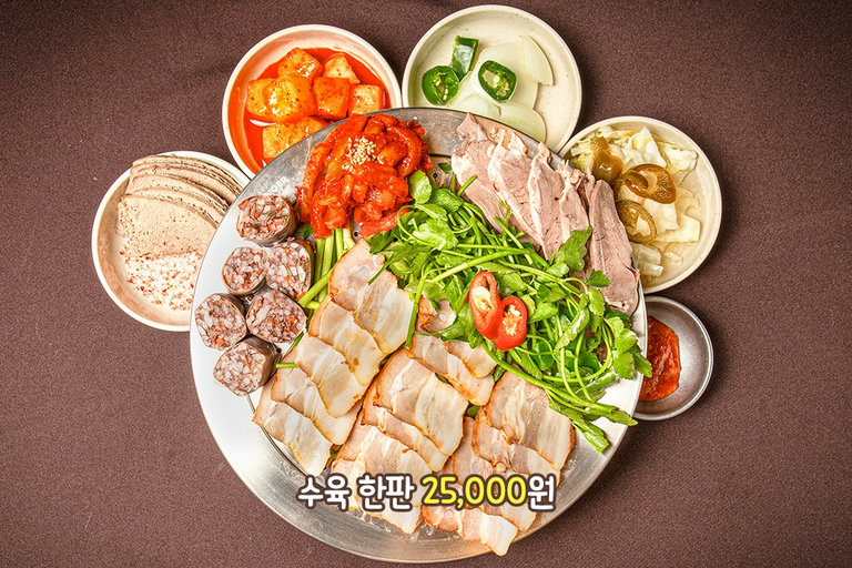 윤기가 좔좔😋 수육 한판