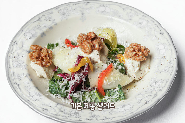 술 한 잔에도 기본으로 제공되는 샐러드🥗