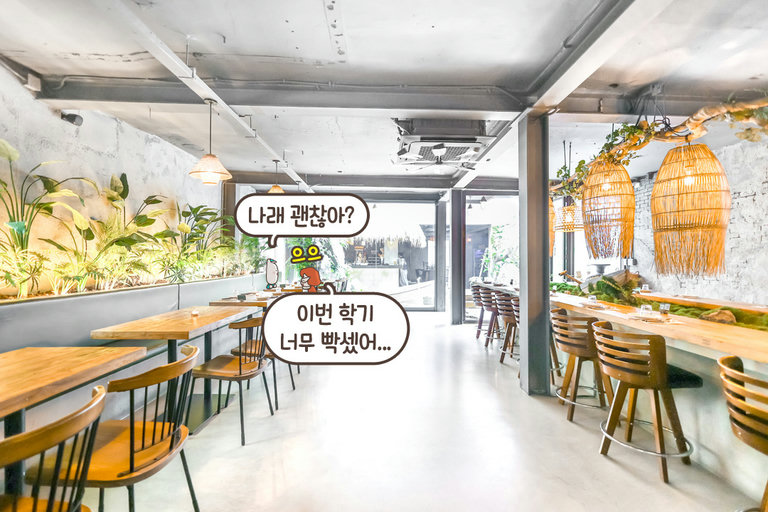 아름다운 해변에서 맛있는 식사를 즐기는 기분 