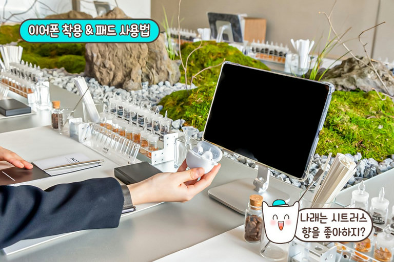 이어폰을 착용한 뒤 패드에 나오는 동영상을 따라서!