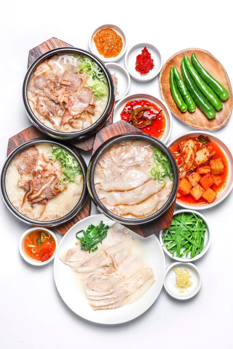 정성 가득 담긴 뜨끈하고 깊은 국물의 국밥 한 그릇