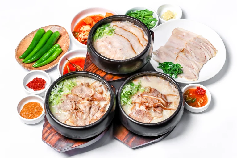 진하게 우려낸 깊은 맛의 육수와 든든한 고기도 듬뿍!