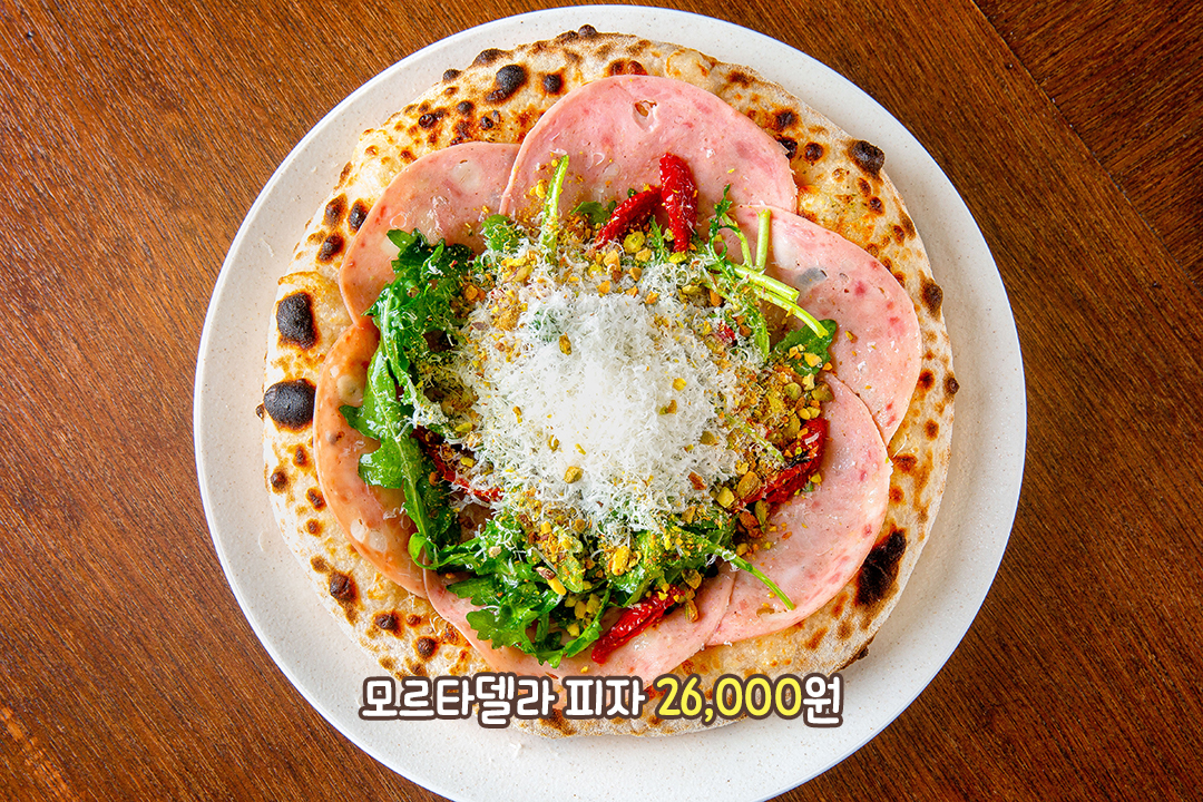 미니 화덕에서 즉석으로 구워낸 피자🍕