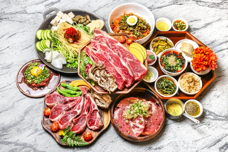 아시아 화로구이와 다채로운 메뉴 라인업 ✨