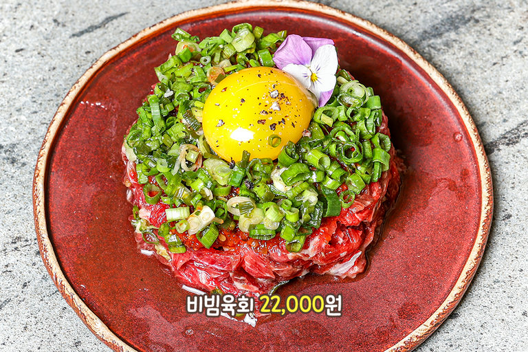 특제소스로 맛을 낸 비빔 육회🥢