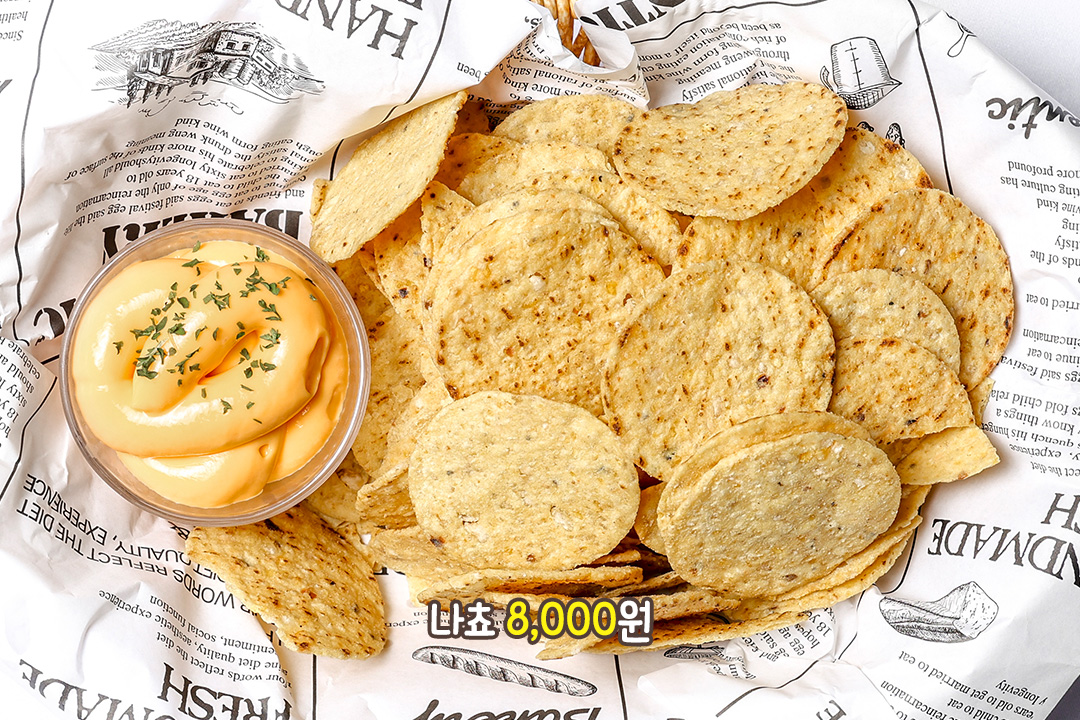 바삭바삭한 나쵸에 진한 치즈 소스 푹🧀
