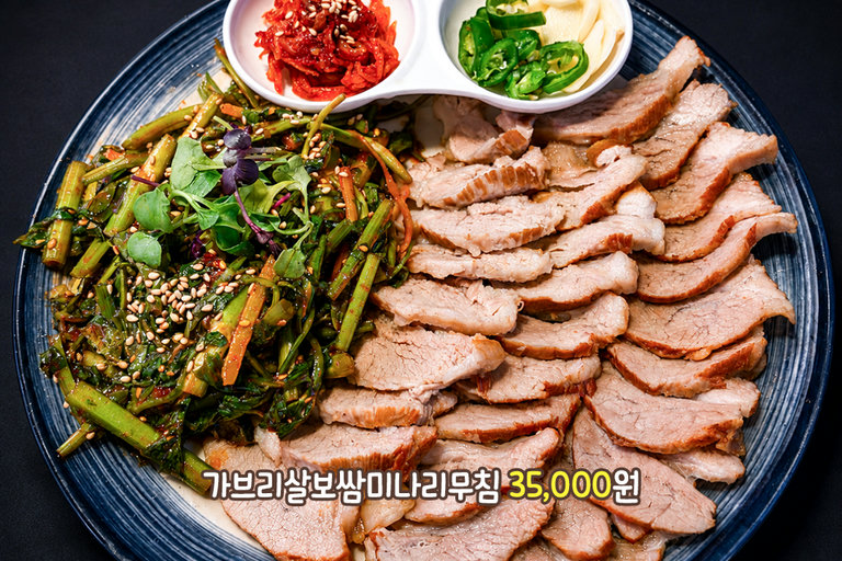 매콤한 제육에 부드러운 보쌈까지😋