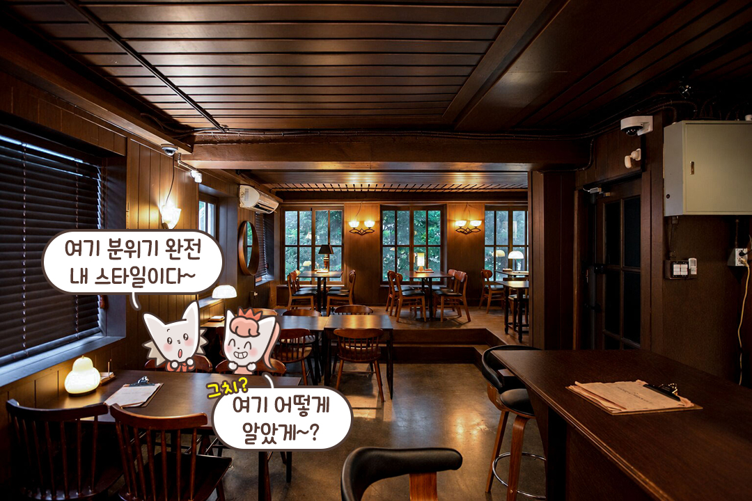 차분한 우드톤으로 꾸며진 공간✨