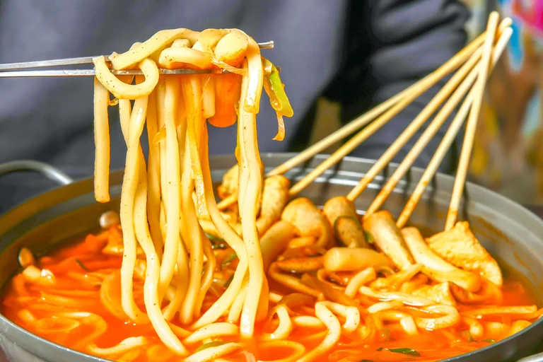 술과 함께 하기 좋은 매콤한 물떡꼬치 오뎅탕🍢