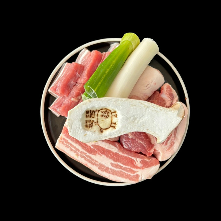 뚝방뚱돼지의 대표 고기 3종과 김치찌개