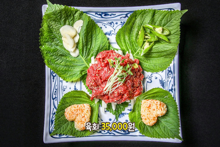 이렇게 촉촉한 육회는 처음 봤어요