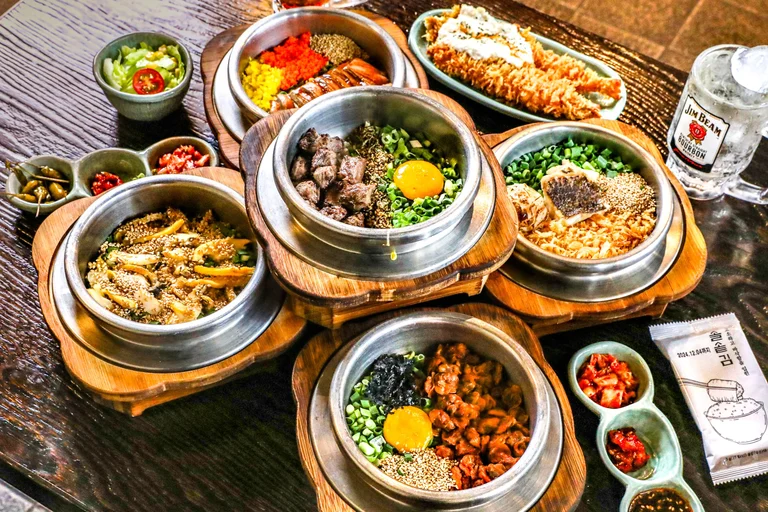 다양한 재료를 얹은 솥밥의 화려하고 맛있는 변신