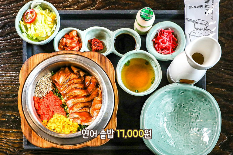 맛있게 훈제된 연어와 날치알, 단무지까지 듬뿍