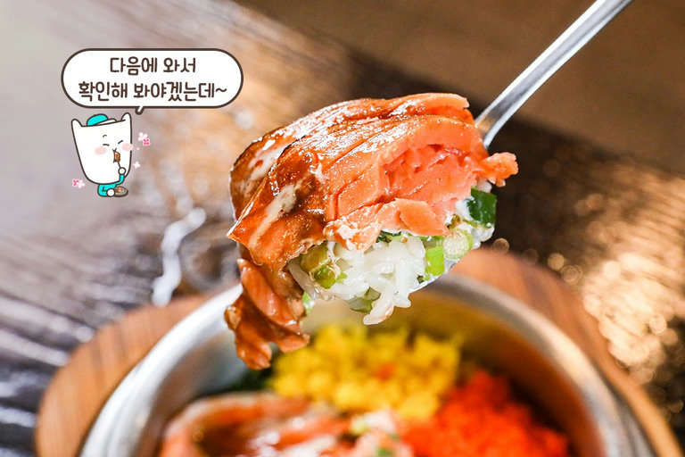 맛있게 훈제된 연어와 날치알, 단무지까지 듬뿍